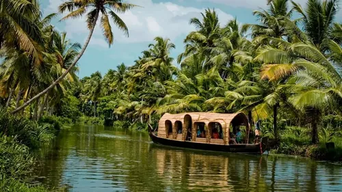 Kerala Luxury Houseboat & Munnar Tea Gardens Escape